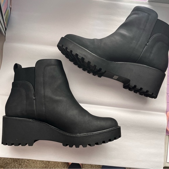 DV by Dolce Vita Black Chelsea style Ankle Boots lug sole womens shoe size 10 - Picture 2 of 7